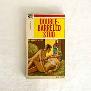 Peut inclure: Une couverture de livre de poche vintage avec un fond jaune et le titre "Double-Barreled Stud" de Marcus Miller. La couverture présente une illustration d'un couple dans un décor de grange.