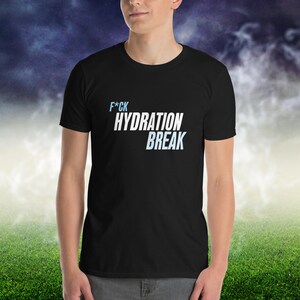 以下が含まれることがあります： 胸元に「F*CK HYDRATION BREAK」の文字がプリントされた黒の半袖Tシャツ。F*CKは水色、HYDRATIONは白、BREAKは水色で、すべて太字のサンセリフ体でデザインされています。