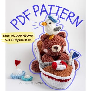 Pode incluir: Urso de pelúcia e gaivota de crochê em um barco com um salva-vidas e uma bandeira. A imagem inclui o texto "PDF PATTERN" e "DIGITAL DOWNLOAD Not a Physical Item". O urso é marrom, a gaivota é branca e o barco é branco e cinza.