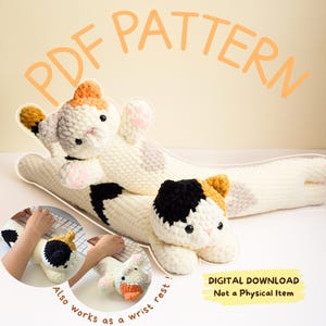 Puede incluir: Un patrón de ganchillo en PDF para un reposamuñecas largo con forma de gato de peluche. El gato es blanco con manchas negras y naranjas, con pequeñas almohadillas rosas y ojos negros. El texto dice PDF PATTERN y DIGITAL DOWNLOAD Not a Physical Item.