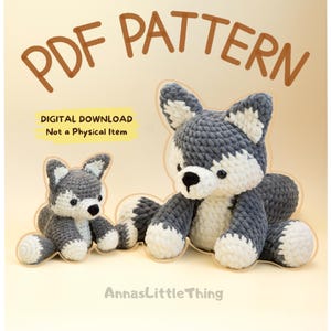Puede incluir: Dos peluches de lobo de ganchillo, uno grande y otro pequeño, en gris, blanco y negro. La imagen incluye el texto "PDF PATTERN" y "DIGITAL DOWNLOAD Not a Physical Item". El lobo más pequeño es una versión en miniatura del más grande.