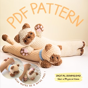 Könnte beinhalten: Ein Häkel-PDF-Muster mit zwei langen, plüschigen katzenförmigen Objekten aus cremefarbenem und braunem Garn. Eine Katze hat ein blaues Halsband. Der Text lautet PDF PATTERN, DIGITAL DOWNLOAD Not a Physical Item und Also works as a wrist rest.