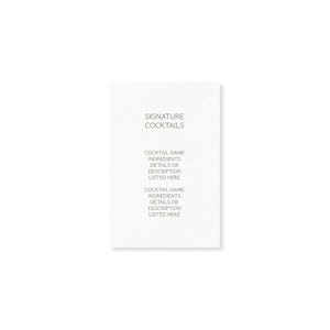 Op de afbeelding: Een witte rechthoekige kaart met de woorden "SIGNATURE COCKTAILS" bovenaan. Hieronder staan ​​tweemaal "COCKTAIL NAME, INGREDIENTS, DETAILS OR DESCRIPTION LISTED HERE". De kaart is ontworpen voor cocktailmenu's.