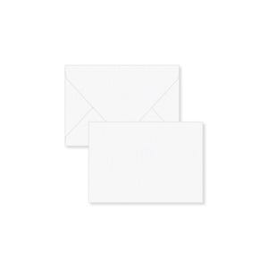 Op de afbeelding: Een set van twee witte briefpapierartikelen: een envelop en een blanco kaart. De envelop is gevouwen met een puntige flap en de kaart is rechthoekig. Beide items zijn gemaakt van getextureerd wit papier.