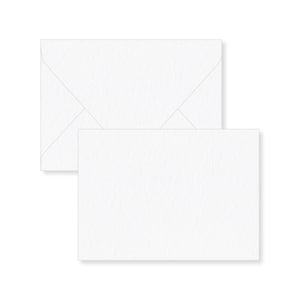 Op de afbeelding: Een witte briefpapier set met een blanco rechthoekige kaart en een bijpassende envelop. De envelop is gevouwen met een puntige flap. Het papier heeft een getextureerd oppervlak, tegen een witte achtergrond.