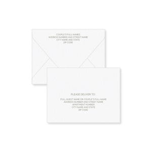 Op de afbeelding: Twee witte enveloppen, één open en één gesloten, met tekst voor adresinformatie. De open envelop leest "PLEASE DELIVER TO:" gevolgd door regels voor de naam van de ontvanger, het adres, het huisnummer, de stad, de provincie en de postcode.
