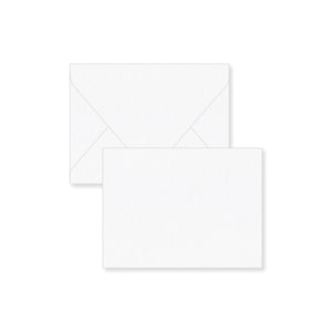 Op de afbeelding: Een witte briefpapier set met een rechthoekige kaart en een envelop. De kaart is blanco, terwijl de envelop een klepsluiting heeft. Beide items hebben een getextureerd oppervlak tegen een witte achtergrond.