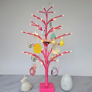 LED-paasboom: handgemaakte lentetafeldecoratie met eierversieringen