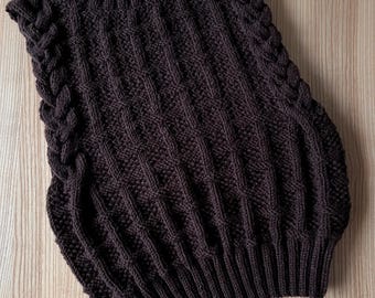 Handgebreid vest van alpacawol: dikke mouwloze trui