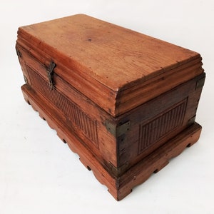 Antike Holztruhe, Schatztruhe, handgefertigte Messingelemente, Aufbewahrungstruhe, schwer, 8 kg, Niederlande, Anfang der 1920er Jahre