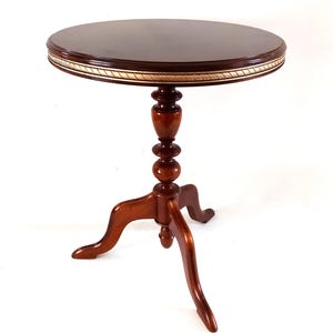 Mesa de vino de estilo antiguo con borde dorado, mesa auxiliar de estilo inglés, mesa decorativa de madera con base de trípode, Países Bajos, década de 1950.