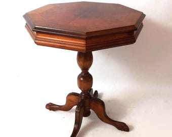 Beistelltisch im Antikstil Neoklassizismus 8 Eck Couchtisch Kaffeetisch Achteckig Nussbaum Intarsien Weintisch Griffon Beine Italien 1960