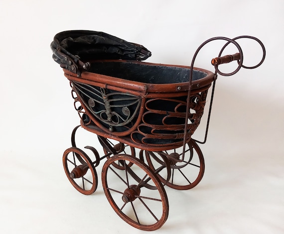 Ancienne Poussette Poupée En Bois Avec Housse Cuir – Jouet Vintage Antique – Décoration