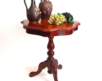 Beistelltisch im Antik-Stil, dekorativer Vintage-Couchtisch, Rokoko-Stil, Couchtisch, Nussbaum, florales Ornament, eingeführter Blatttisch, Italien, 1960