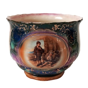 以下が含まれることがあります： カラフルな虹色の釉薬をかけたヴィンテージのセラミックプランター。プランターは、隆起した装飾的なデザインと、2人の子供と犬を描いた絵画のシーンが描かれた中央の楕円形のパネルを特徴としています。