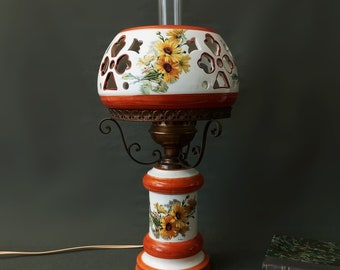 Vintage-Lampe im Petroleum-Stil, elektrische dekorative Tischlampe, Keramik-Lampenschirm, florales Ornament, seltenes Stück, Italien 1960