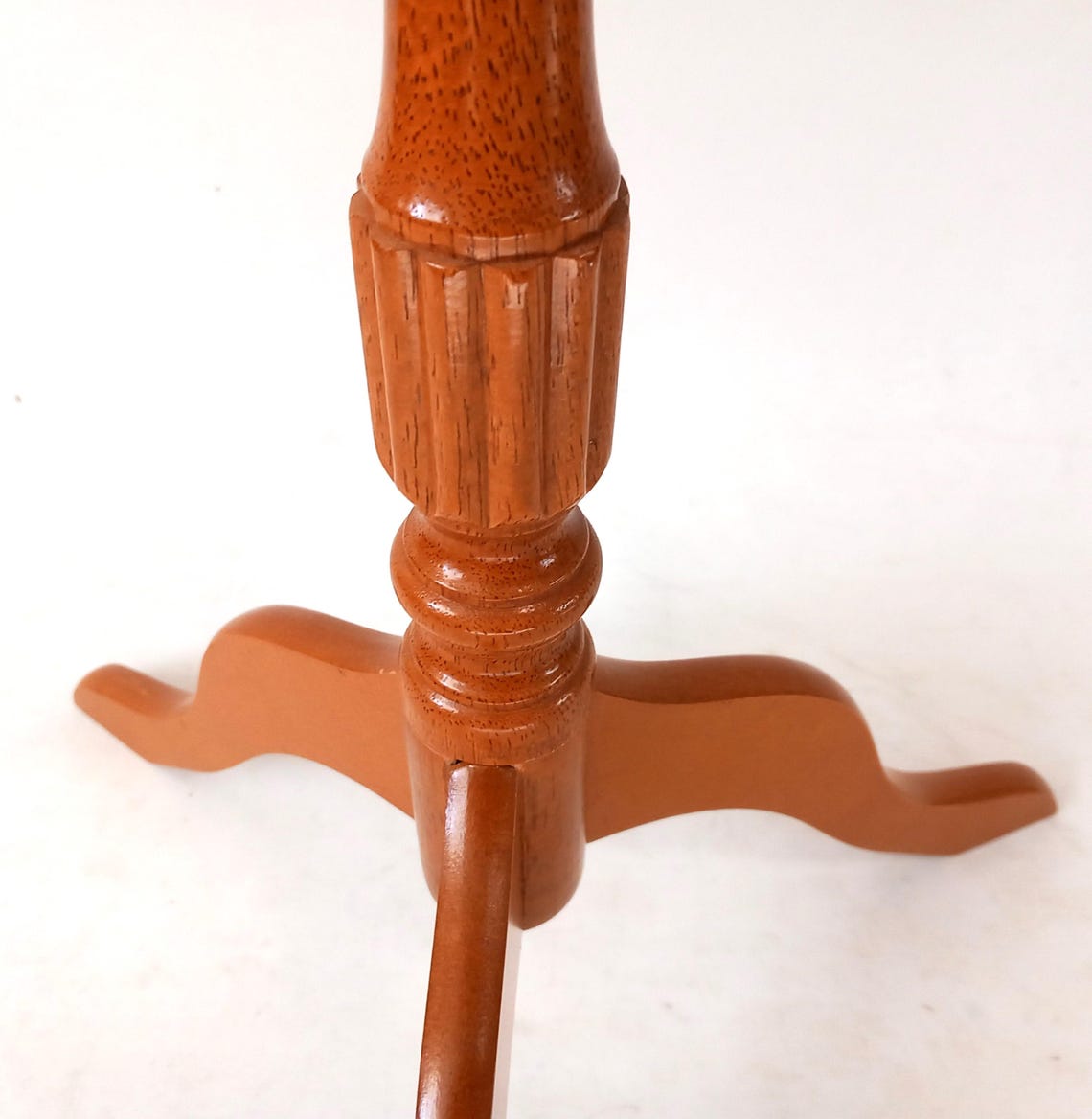 Antieke stijl Wijntafel Franse stijl Houten wijn Bijzettafel Decoratieve  Eikenhout Beige kleur Koffietafel Driepoot Vintage Nederland 1960, foto 4 di 5