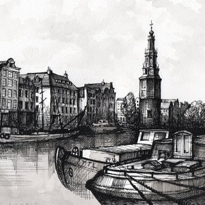 Può includere: Un disegno a inchiostro nero e bianco di una scena di canale ad Amsterdam, Paesi Bassi. Il disegno presenta una torre alta con un tetto a punta, diversi edifici lungo il canale e una barca in primo piano.