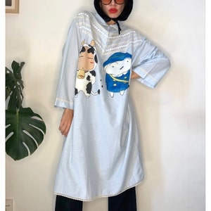 Camisón de anime de los años 70 pintado a mano, estilo manga retro, ropa de dormir única inspirada en cómics japoneses, regalo para amantes de los dibujos animados.