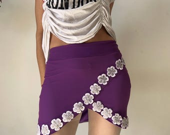 Minigonna a portafoglio viola vintage Y2K con bordo in pizzo floreale bianco – stile anni 2000