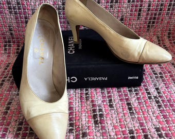 Vintage Chanel Beige Leder Cap Toe Pumps Größe 40.5 Klassische 90er Jahre Almond Toe Heels