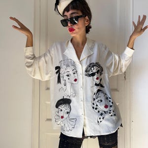 Blusa con retrato de mujer pintada a mano, de mezcla de seda vintage, blanca, con botones, arte para vestir, pieza única.