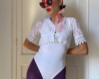 Body de encaje blanco estilo vintage de los 90, top de crochet de corte alto para bodas y despedidas de soltera.