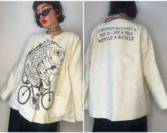 Veste vintage Fish on a Bike, blazer peint à la main, veste beige des années 90 retravaillée, veste personnalisée avec poches, cadeau pour féministes