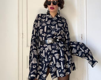 Camicia vintage anni '90 Ross Perez in viscosa blu navy con stampa di gioielli e bottoni, modello Talismanic