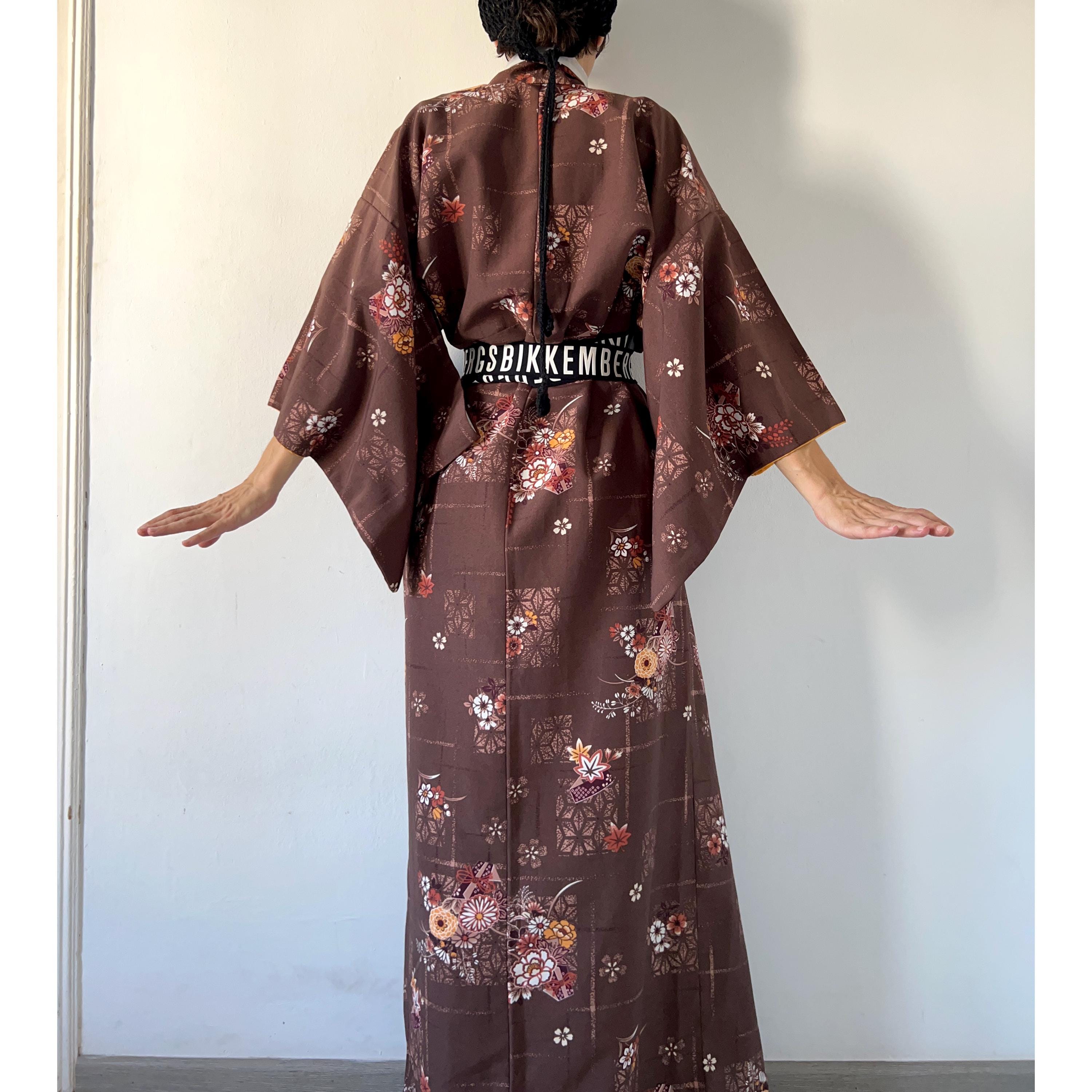 Vintage 70s Floral Print Brown Traditional Kimono, Long Vintage 70s Floral Print Brown Traditional Kimono, Long