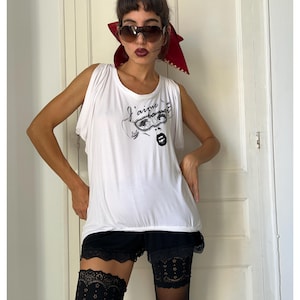 Vintage LiuJo wit grafisch T-shirt met pailletten oogprint, oversized gedrapeerde designer top uit de jaren 2000.