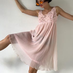 Vintage 70s Lace Pale Pink Nightgown, Coquette Pleated Short Negligee Lingerie Elastic Polyester Slip Nightdress, Retro Fashion Gifts