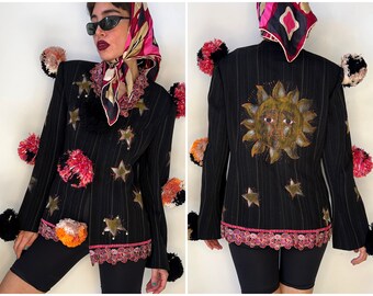 Blazer reelaborado vintage, chaqueta de estrellas solares pintada a mano, chaqueta con estampado celestial adornada con ribete de pompón, chaqueta extravagante, ropa artística