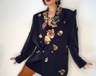 blazer vintage retravaillé, veste avec appliques florales, blazer recyclé, veste avant-gardiste des années 90, blazer aux épaules rembourrées, cadeau personnalisé unique pour elle