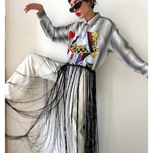 Camicia abbottonata con stampa "Regina di Cuori", illustrazione di una cartolina rielaborata, camicia a righe con frange lunghe vintage, regalo personalizzato per anniversario