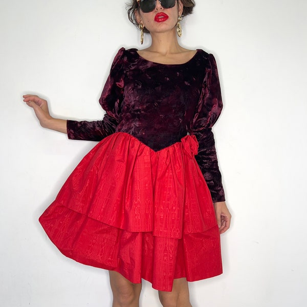 Vintage Samt Ausgestelltes Kleid, 80er Jahre Blockfarben Kleid, Cocktailkleid mit Panen Ärmeln, Rüschen Kleid Lila und Rot Mix Fabrics, Party Skater Kleid