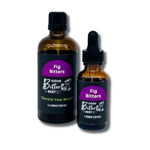 Puede incluir: Dos botellas de vidrio ámbar de Fig Bitters. La botella más grande contiene 100 ml, y la botella más pequeña contiene 30 ml. Cada botella tiene una etiqueta negra con el texto "Fig Bitters" y "Good Bitter Best". También es visible el lema "Elevate Your Booze".