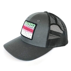 Chapeau à patch motif truite arc-en-ciel