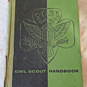 Edición de 1953 Manual intermedio de las Girl Scouts, 18.ª edición, septiembre de 1958 - Tapa dura