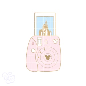 Puede incluir: Ilustración de una cámara instantánea rosa con contorno dorado. La cámara presenta una cabeza de Mickey Mouse en la lente y una foto de un castillo. El fondo es blanco.