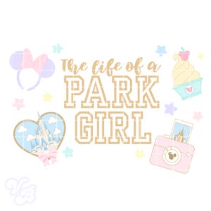 Puede incluir: Un diseño en tonos pastel con el texto "The life of a PARK GIRL" en dorado. La imagen incluye una diadema de orejas de Minnie, un corazón con un castillo, una cámara y un helado soft, con estrellas.