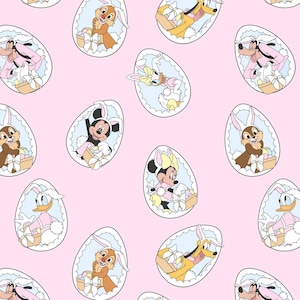 以下が含まれることがあります： ピンク色の背景に、卵型のフレームに入ったイースターバニーの衣装を着たディズニーキャラクターの繰り返しパターン。ミッキー、ミニー、ドナルド、プルート、チップ、デールがイースターバスケットを持っています。
