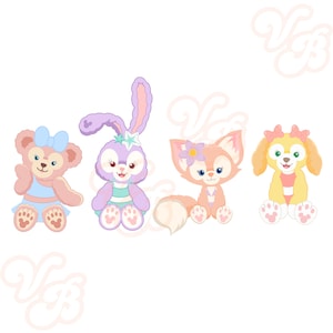 Può includere: Quattro peluche che indossano abiti estivi. Un orso rosa con un costume da bagno a righe blu e bianche, un coniglio viola con un costume da bagno a righe blu e bianche, una volpe rosa con un costume da bagno rosa e bianco e un cane giallo con un costume da bagno a righe rosso e bianco.