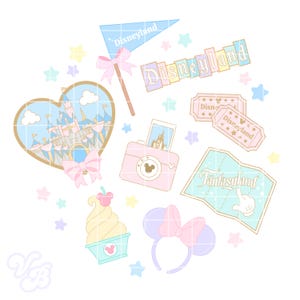 Puede incluir: Ilustraciones pastel de temática Disneyland. Incluye un castillo en forma de corazón, una cámara, un mapa, entradas, un helado soft, una diadema y una bandera. La palabra "Disneyland" aparece en varios elementos.