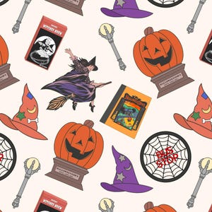 Op de afbeelding: Een herhalend patroon van Halloween-thema-illustraties op een crèmekleurige achtergrond. Het ontwerp bevat oranje pompoenen, heksenhoeden, een heks op een bezem, een boek, een staf met een gloeiende bol en een bord met "BUS STOP".