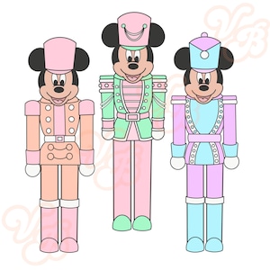 Puede incluir: Tres figuras de cascanueces de Mickey Mouse de color pastel. Los cascanueces llevan uniformes tradicionales de cascanueces con sombreros y cinturones. Los cascanueces son rosa, verde y morado.