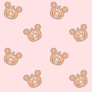 Puede incluir: Un patrón repetido de caras de calabaza sonrientes con orejas de Mickey Mouse sobre un fondo rosa claro. Las calabazas son naranjas con acentos grises y una cara sonriente. Las orejas son redondas y el tallo es gris.