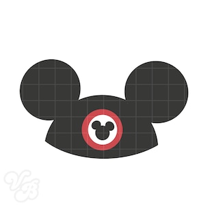 Op de afbeelding: Zwart Mickey Mouse oren hoed ontwerp met een rood en wit cirkelvormig embleem met een Mickey Mouse silhouet. De hoed heeft een rasterpatroon en staat tegen een witte achtergrond.