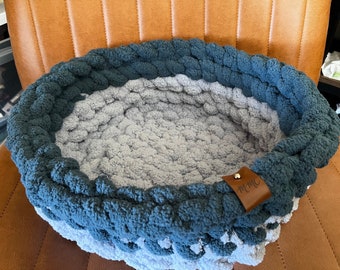 Pet Bed - Chunky yarn - Finger Knit Cat bed - cuddle cup - Blanket Yarn