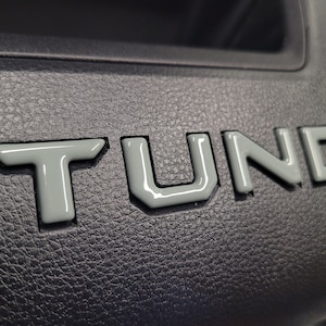 Letras de porta-luvas Premium 3D Dashboard para Tundra 2022-2025